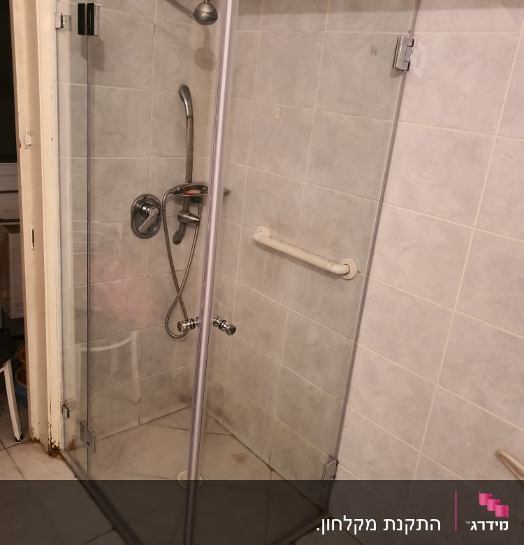 מקלחון זכוכית עם ראש מקלחת וברזים